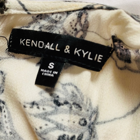 Kendall and Kylie floral Romper, size S - Picture 6 of 6